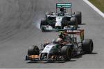 Foto zur News: Sergio Perez (Force India) und Nico Rosberg (Mercedes)