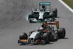 Foto zur News: Sergio Perez (Force India) und Nico Rosberg (Mercedes)