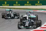 Foto zur News: Nico Rosberg (Mercedes), Valtteri Bottas (Williams) und Lewis Hamilton (Mercedes)