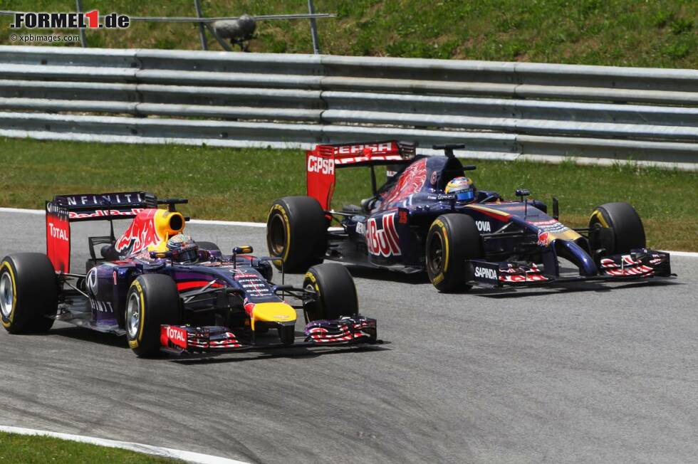Foto zur News: Sebastian Vettel (Red Bull) und Jean-Eric Vergne (Toro Rosso)