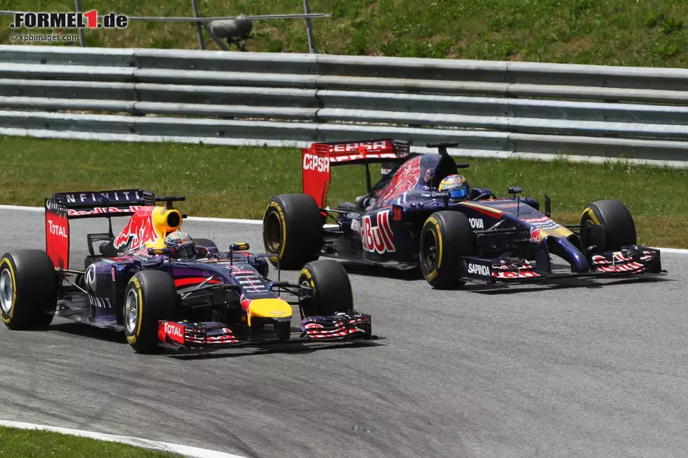 Foto zur News: Sebastian Vettel (Red Bull) und Jean-Eric Vergne (Toro Rosso)