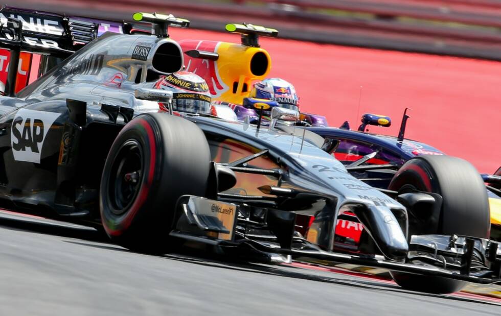 Foto zur News: Kevin Magnussen (McLaren) und Daniel Ricciardo (Red Bull)