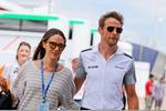 Foto zur News: Jessica Michibata und Jenson Button (McLaren)