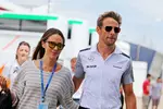 Foto zur News: Jessica Michibata und Jenson Button (McLaren)