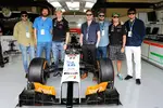 Foto zur News: Die Rockband Kaiser Chiefs zu Gast bei Force India