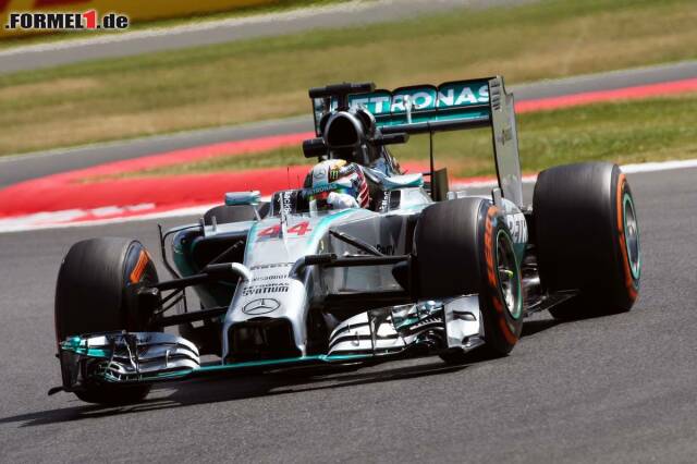Foto zur News: Lewis Hamilton sicherte sich die Bestzeit am Freitag, hatte aber auch große Probleme: der Motor stellte eine halbe Stunde vor Schluss ab.