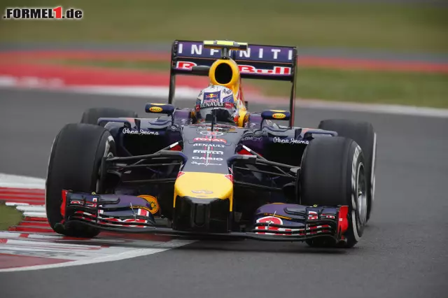 Daniel Ricciardo behält im Zweikampf gegen Red-Bull-Kollege Sebastian Vettel die Oberhand: Platz drei in Silverstone. Foto zur News: Daniel Ricciardo behält im Zweikampf gegen Red-Bull-Kollege Sebastian Vettel die Oberhand: Platz drei in Silverstone.