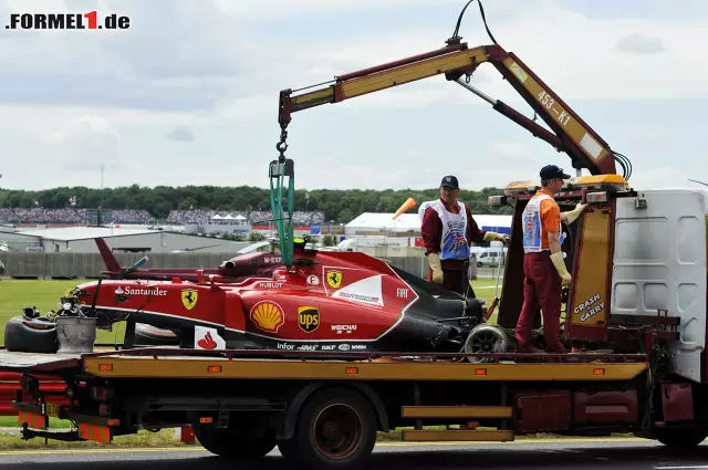 Frühes Aus für Kimi Räikkönen. Der Finne verlor seinen Ferrari schon in der ersten Runde aus der Kontrolle und schlug heftig ein: Prellungen an Knöchel und Knie. Foto zur News: Frühes Aus für Kimi Räikkönen. Der Finne verlor seinen Ferrari schon in der ersten Runde aus der Kontrolle und schlug heftig ein: Prellungen an Knöchel und Knie.