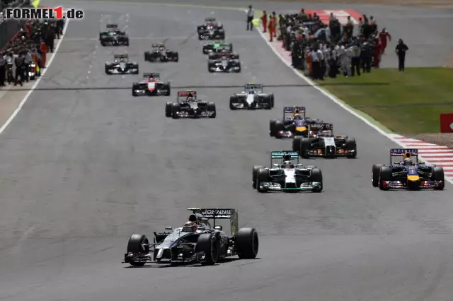 Weltmeister Sebastian Vettel lag zu Beginn auf Podestkurs, büßte aber zwischenzeitlich einige Positionen ein. Im letzten Renndrittel siegte er in einem harten Duell um Rang fünf gegen Fernando Alonso. Foto zur News: Weltmeister Sebastian Vettel lag zu Beginn auf Podestkurs, büßte aber zwischenzeitlich einige Positionen ein. Im letzten Renndrittel siegte er in einem harten Duell um Rang fünf gegen Fernando Alonso.