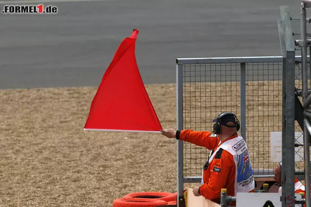 Das Rennen wurde in der ersten Runde abgebrochen, nachdem Räikkönen auch Jubilar Felipe Massa (Williams) in dessen 200. GP abgeräumt hatte. Foto zur News: Das Rennen wurde in der ersten Runde abgebrochen, nachdem Räikkönen auch Jubilar Felipe Massa (Williams) in dessen 200. GP abgeräumt hatte.