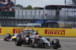 Foto zur News: Kevin Magnussen (McLaren) und Sebastian Vettel (Red Bull)