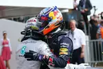 Foto zur News: Lewis Hamilton (Mercedes) und Daniel Ricciardo (Red Bull)