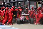 Foto zur News: Fernando Alonso (Ferrari) beim Boxenstopp
