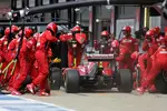 Foto zur News: Fernando Alonso (Ferrari) beim Boxenstopp