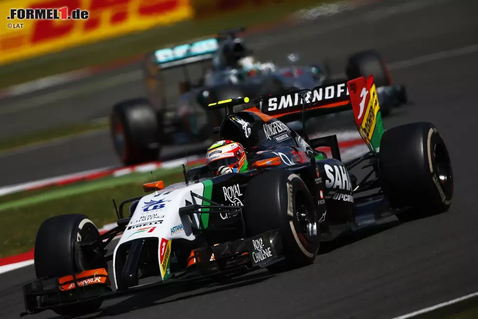 Foto zur News: Sergio Perez (Force India) und Lewis Hamilton (Mercedes)