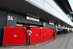 Foto zur News: Sichtschutz-Stellwände beim Ferrari-Team