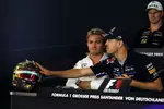 Foto zur News: Nico Rosberg (Mercedes) und Sebastian Vettel (Red Bull)