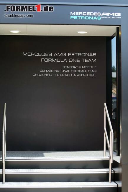 Foto zur News: Eingang zum Motorhome: Mercedes gratuliert dem DFB