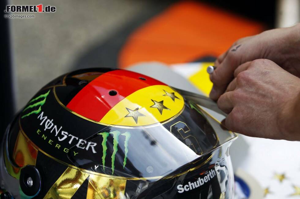 Foto zur News: Helm von Nico Rosberg (Mercedes): Wegen FIFA-Einspruch verändert