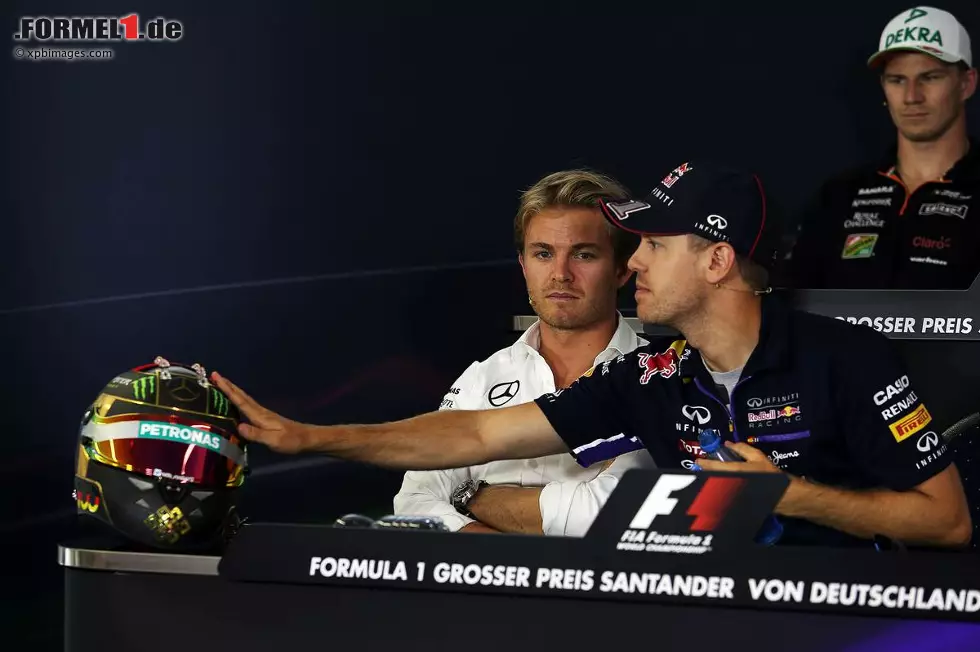 Foto zur News: Nico Rosberg (Mercedes) und Sebastian Vettel (Red Bull)