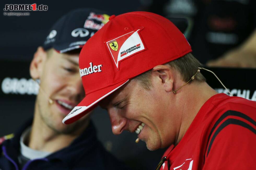 Foto zur News: Sebastian Vettel (Red Bull) und Kimi Räikkönen (Ferrari)