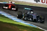 Foto zur News: Lewis Hamilton (Mercedes) und Kimi Räikkönen (Ferrari)