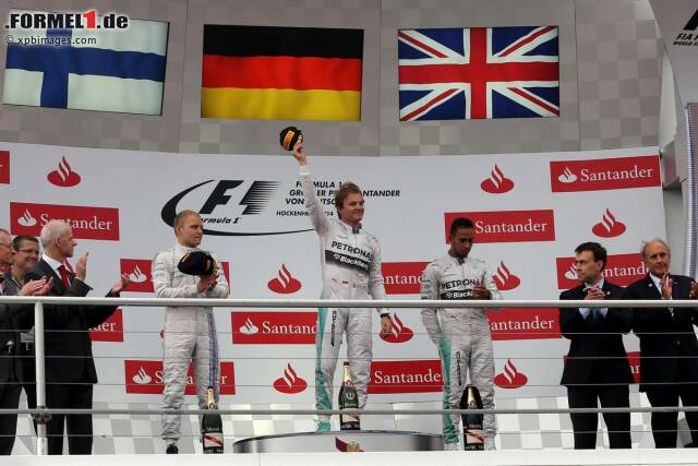 Foto zur News: Zusammen mit Valtteri Bottas (Williams) und Teamkollege Lewis Hamilton feierte der Mercedes-Fahrer auf dem Podium.