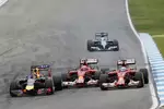 Foto zur News: Sebastian Vettel (Red Bull), Fernando Alonso (Ferrari) und Kimi Räikkönen (Ferrari)