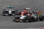 Foto zur News: Sergio Perez (Force India), Kimi Räikkönen (Ferrari) und Lewis Hamilton (Mercedes)