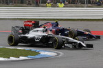 Foto zur News: Kevin Magnussen (McLaren) und Daniil Kwjat (Toro Rosso)