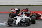 Foto zur News: Valtteri Bottas (Williams) und Fernando Alonso (Ferrari)