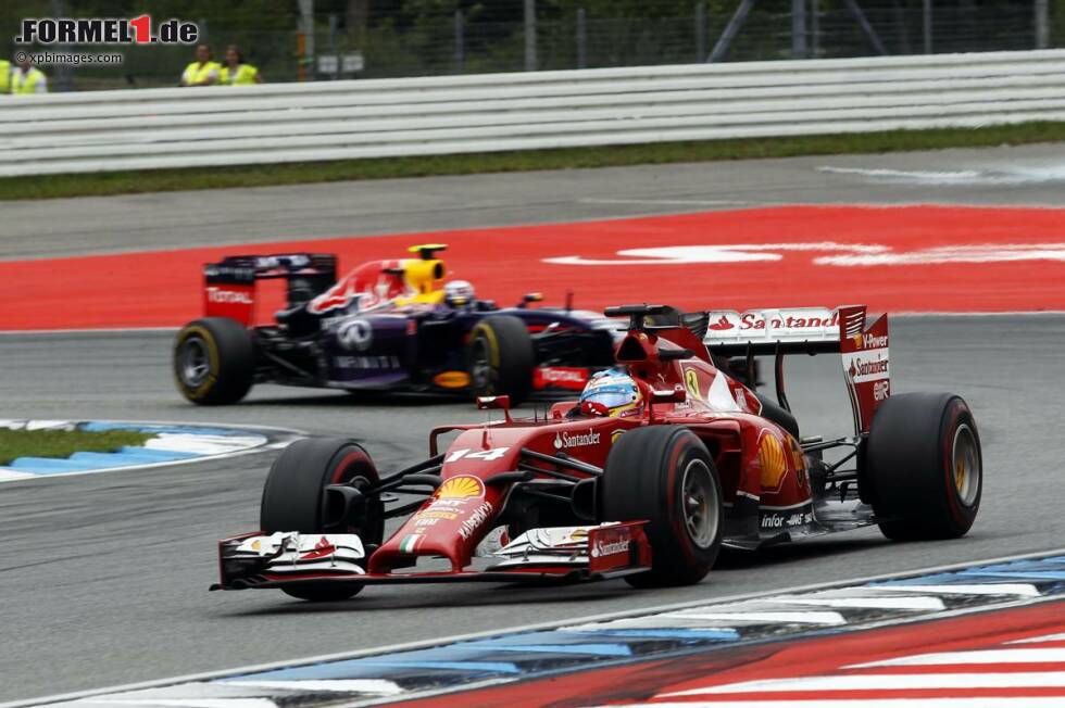 Foto zur News: Balgt sich Fernando Alonso in Ungarn wieder mit den Red-Bull-Piloten?