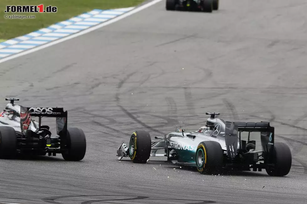 Foto zur News: Jenson Button (McLaren) und Lewis Hamilton (Mercedes)