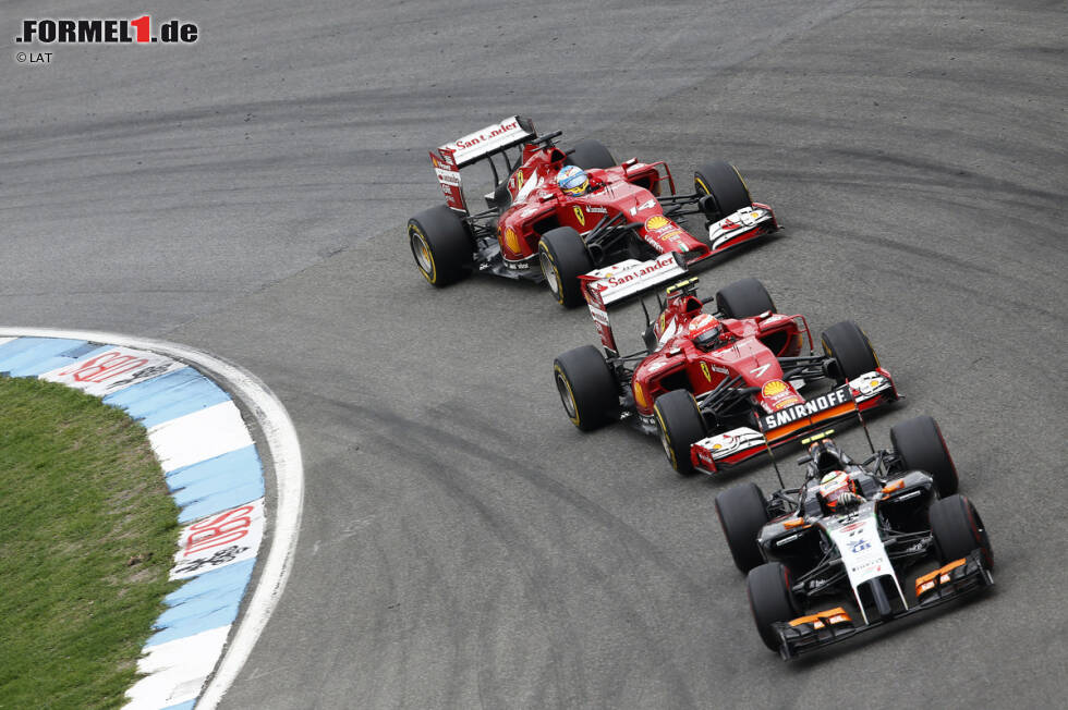 Foto zur News: Sergio Perez (Force India), Kimi Räikkönen (Ferrari) und Fernando Alonso (Ferrari)
