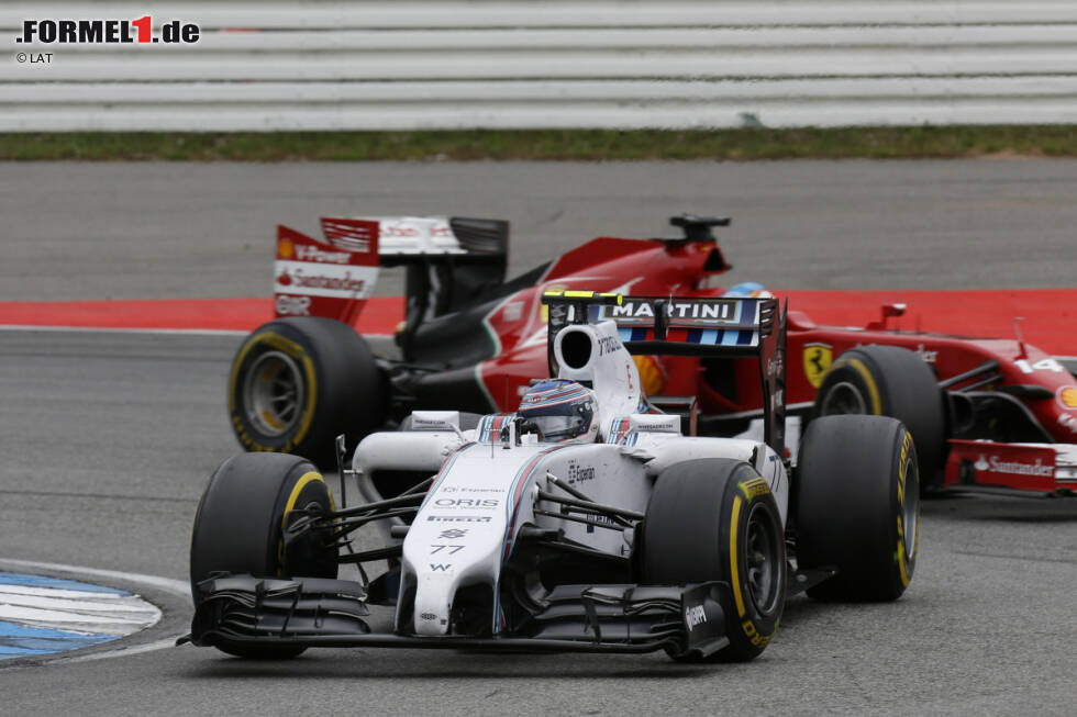 Foto zur News: Valtteri Bottas (Williams) und Fernando Alonso (Ferrari)