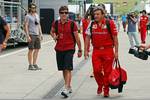Foto zur News: Fernando Alonso (Ferrari) mit seinem Physio Fabrizio Borra