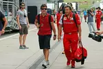 Foto zur News: Fernando Alonso (Ferrari) mit seinem Physio Fabrizio Borra