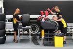 Foto zur News: Pirelli-Mechaniker bei der Arbeit