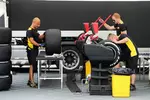 Foto zur News: Pirelli-Mechaniker bei der Arbeit