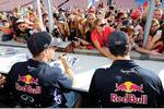 Foto zur News: Sebastian Vettel (Red Bull) und Daniel Ricciardo (Red Bull)