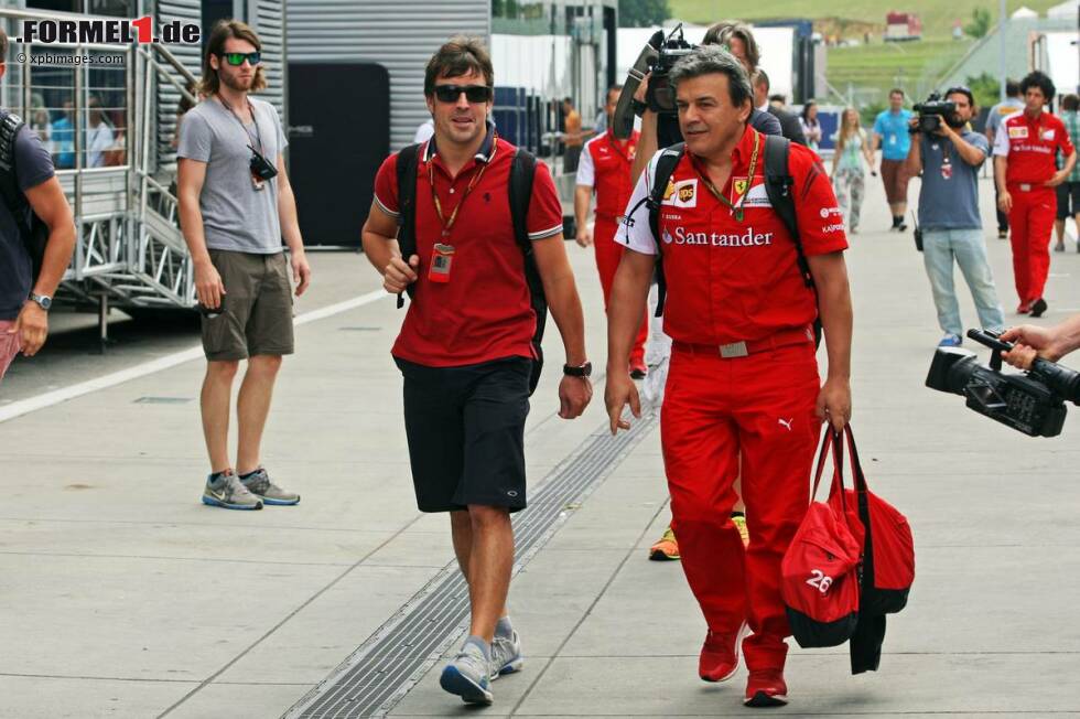 Foto zur News: Fernando Alonso (Ferrari) mit seinem Physio Fabrizio Borra