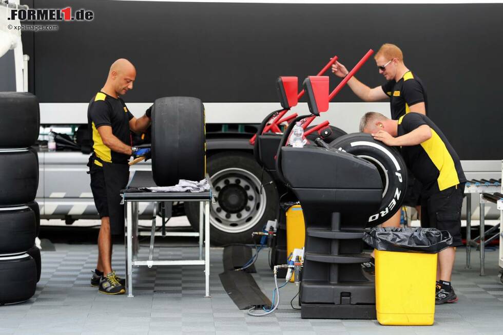 Foto zur News: Pirelli-Mechaniker bei der Arbeit