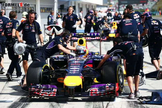 Daniel Ricciardo in der Boxengasse von Budapest Foto zur News: Daniel Ricciardo in der Boxengasse von Budapest