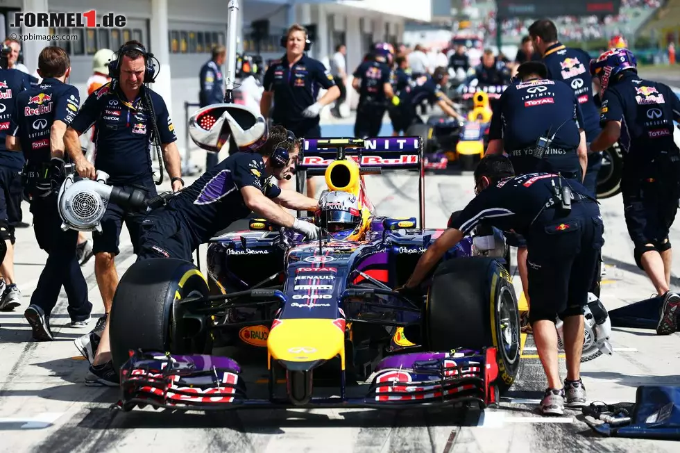 Foto zur News: Daniel Ricciardo in der Boxengasse von Budapest