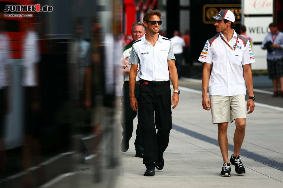 Foto zur News: Jenson Button (McLaren) und Adrian Sutil (Sauber)