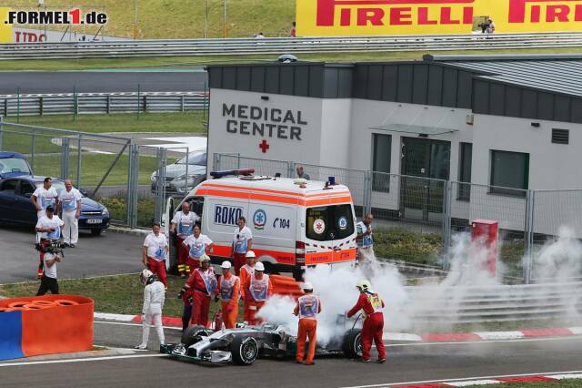 Foto zur News: Lewis Hamiltons Qualifying war schon nach wenigen Metern vorzeitig gelaufen. Den Mercedes-Piloten stoppte ein Benzinleck. Angesichts des Ausmaßes des Feuers verliert der Brite wohl einen Motor.