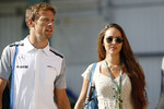 Foto zur News: Jenson Button (McLaren) mit seiner Freundin Jessica Michibata