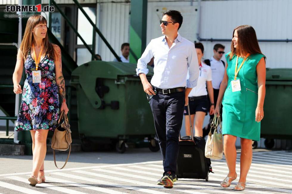 Foto zur News: Jenson Button (McLaren) mit seinen Schwestern Tanya Jones und Simone Button.
