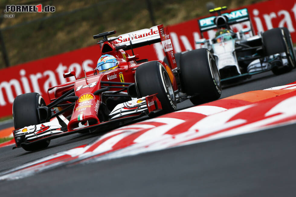Foto zur News: Fernando Alonso (Ferrari) und Nico Rosberg (Mercedes)