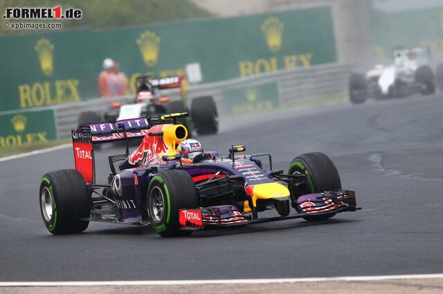 Foto zur News: Daniel Ricciardo holte sich in der Schlussphase wieder die Führung zurück - in einem packenden Dreikampf gegen Lewis Hamilton und Fernando Alonso.